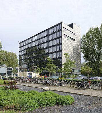 Le Buro Rietveld et l’Institut Sandberg.Extension de l’école réalisée en 2003 par Benthem Crouwel Architects