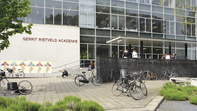 Entrée principale. La Gerrit Rietveld Academie a été construite par le designer et architecte Gerrit Rietveld entre 1950 et 1963.