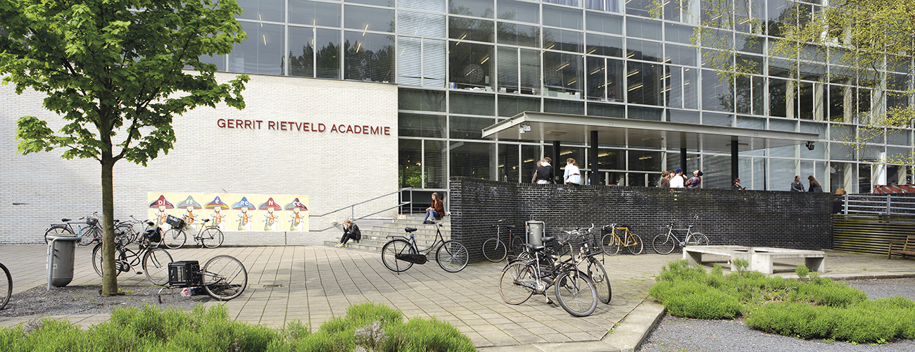 Entrée principale. La Gerrit Rietveld Academie a été construite par le designer et architecte Gerrit Rietveld entre 1950 et 1963.