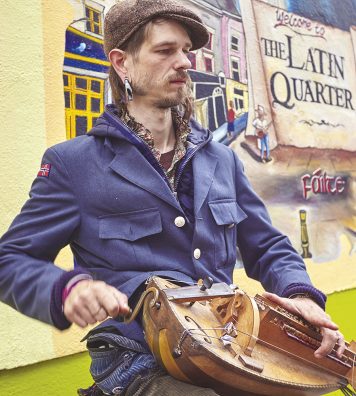 La vielle, un instrument traditionnel irlandais. Un musicien jouant dans une rue du centre de Galway, Irlande.