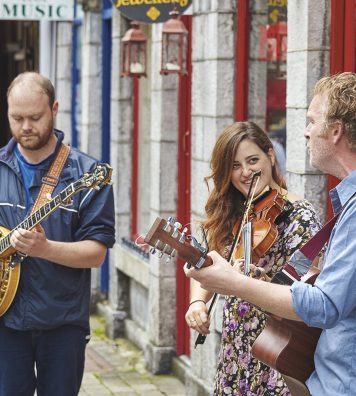 Scène de vie. Des musiciens jouant de la musique traditionnelle dans une rue du centre de Galway, Irlande.