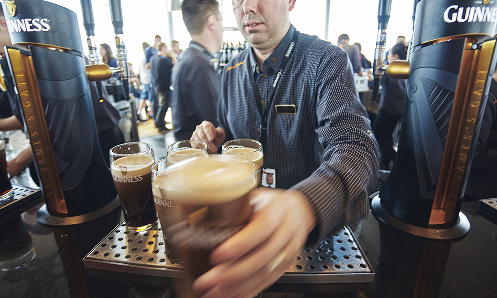 Attraction touristique la plus populaire de Dublin. Verser de la Guinness comme seuls les Irlandais savent le faire, au Gravity Bar, dans l'Entrepôt Guinness.