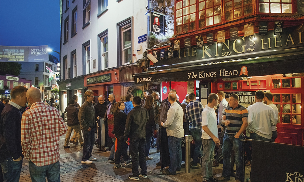 Scène de nuit dans la ville de Galway en Irlande.