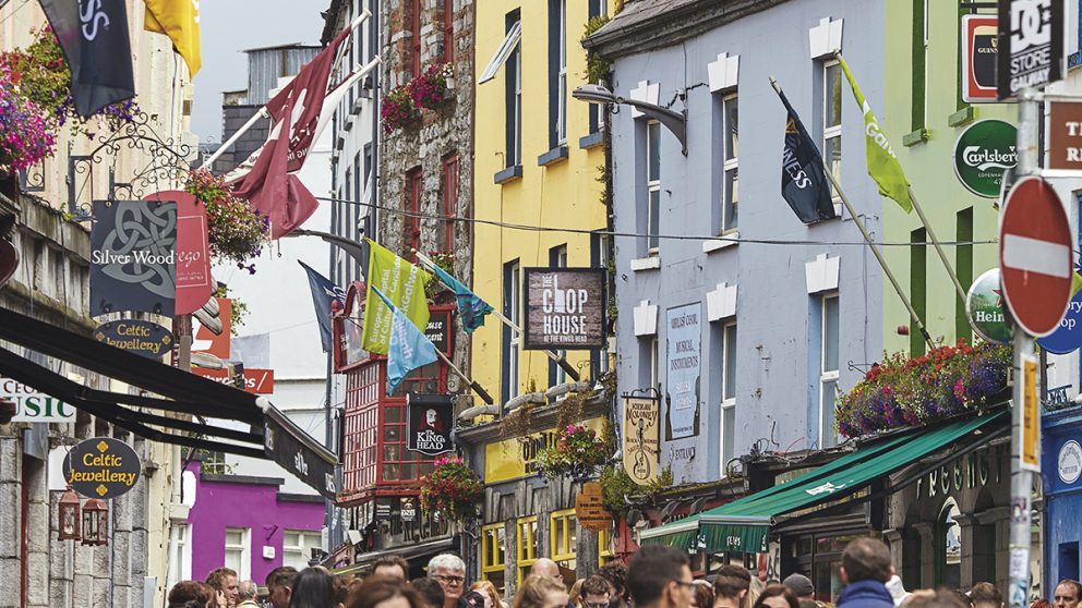 Scène de rue bondée dans le centre de la ville de Galway, Irlande.