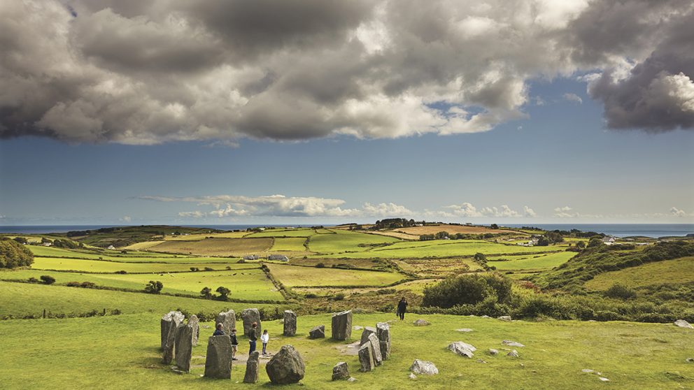 Cercle de pierres préhistoriques de Drombeg, dans la campagne qui longe la côte, à l'ouest de Cork, en Irlande.