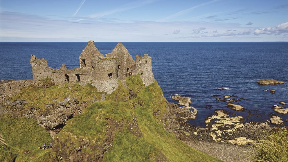 Le château de Dunluce, près de Portrush, sur la côte nord de l'Irlande du Nord.