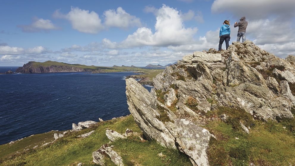 Comté de Kerry, vue vers le nord, depuis Clogher Point, à l'extrême ouest de la péninsule de Dingle. L'une des parties les plus sauvages, les plus magnifiques et les plus renommées de la côte atlantique de l'Irlande.