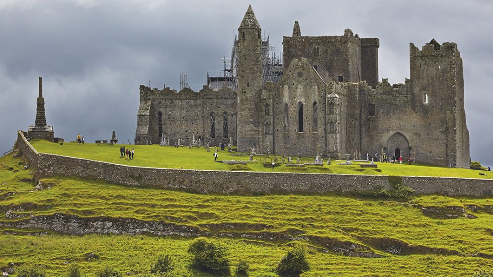 Le Rocher de Cashel, une des ruines les plus emblématiques du début du christianisme, est situé juste aux abords de la ville de Cashel, près de la ville de Cork en Irlande.