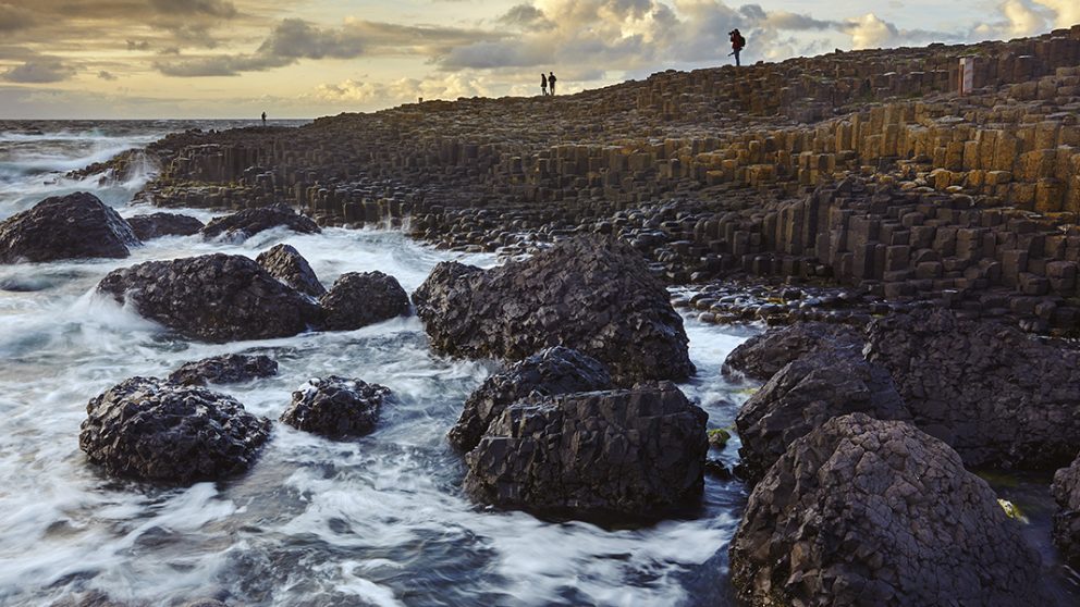 Les blocs de lave hexagonaux composent la magnifique Chaussée des Géants. Sur la côte nord de l'Irlande du Nord, une icône touristique qui attire des hordes de visiteurs.