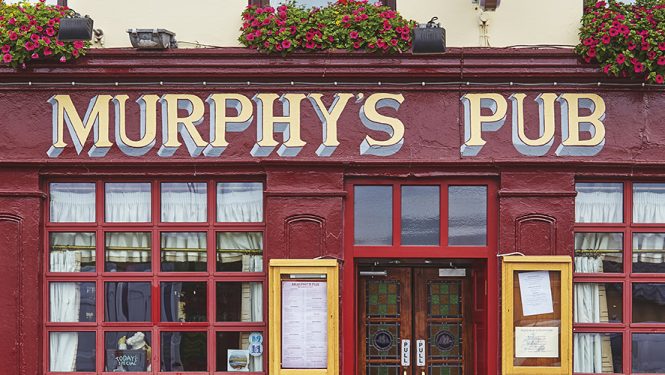 Façade d'un pub irlandais typique dans la ville de Dingle, 