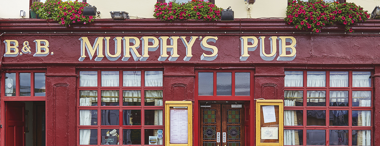 Façade d'un pub irlandais typique dans la ville de Dingle, 