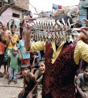 Les illusionnistes sont les artistes préférés des enfants. Les magiciens inventent sans cesse de nouveaux tours qu’ils testent sur les badauds, dans le bidonville de Kathputli, avant d’aller se produire dans les rues.