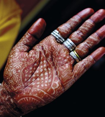 Tatouages. Les femmes mettent un point d’honneur à toujours être joliment vêtues et parées.