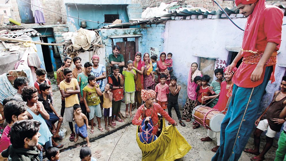 Kathputli, nord de l'Inde. Les enfants de Kathputli apprennent leurs numéros en assistant aux spectacles que leurs aînés organisent, en toutes occasions, dans les ruelles du bidonville.