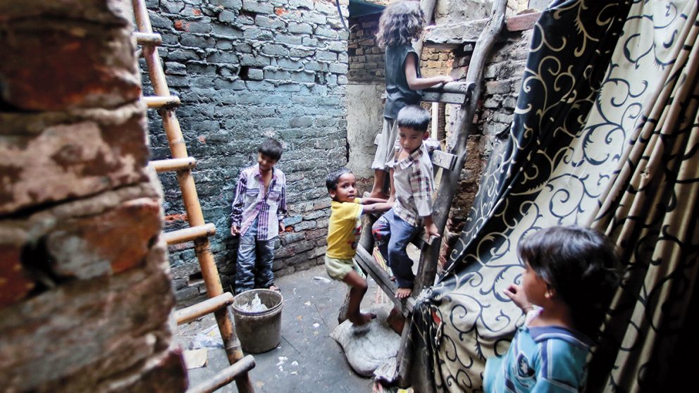 Un labyrinthe de ruelles. Les enfants, en jouant, inventent les aventures fabuleuses qu’ils feront bientôt vivre à leurs marionnettes.