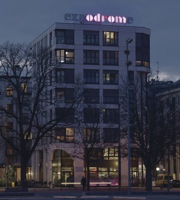 « expodrome ». De loin comme de près, cette réalisation de Dominique Gonzalez-Foerster est composée de lettres en LED qui s’allument de manière individuelle ou fragmentée.