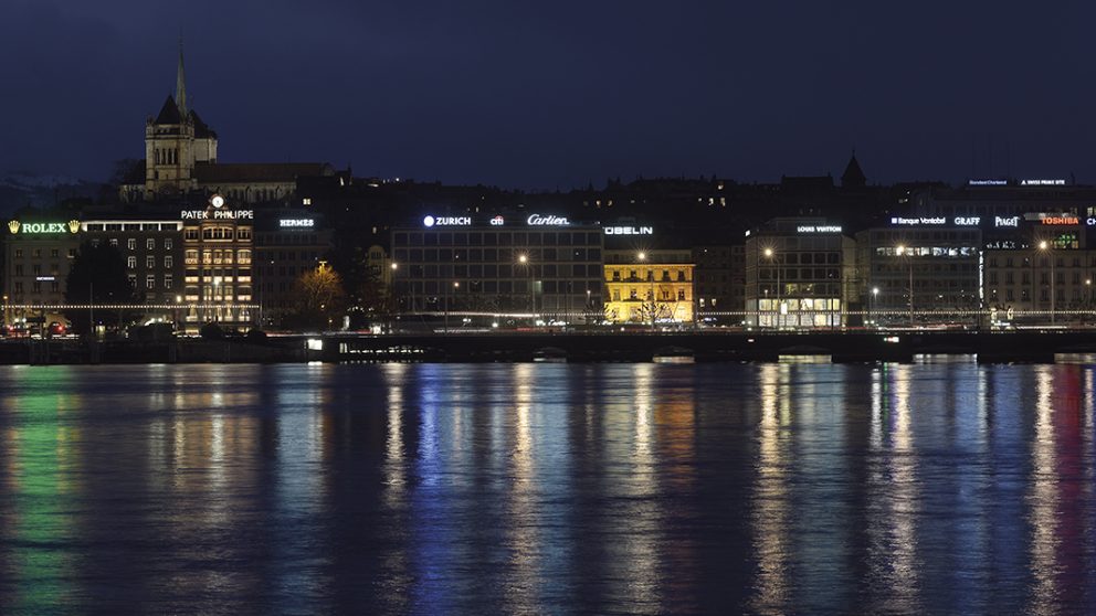 La rade de Genève. Vue depuis le quai du Mont-Blanc, la rade présente un phare publicitaire pour les plus grandes enseignes du monde.