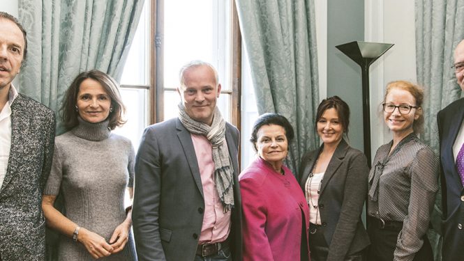 Les membres du jury du Prix littéraire SPG à la Société de Lecture de Genève, en compagnie de Marc Voltenauer (au centre), lauréat du Prix littéraire SPG 2016.