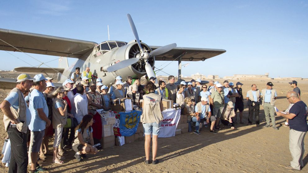 Raid Latécoère Afrique. A Tarfaya au Sud du Maroc, photo des organisateurs et des bénévoles devant l’Antonov.