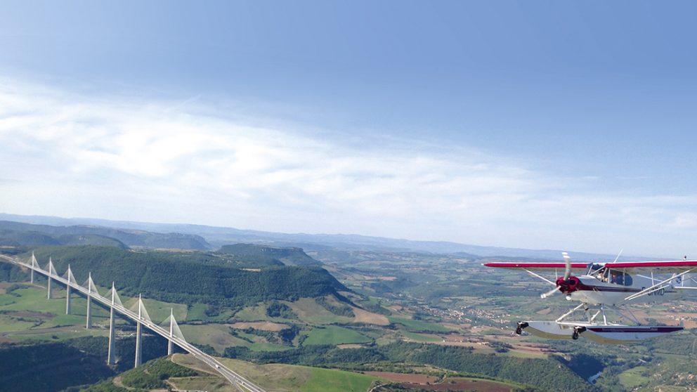 Le Raid Latécoère, en route vers l’Afrique. Survol du viaduc de Millau.