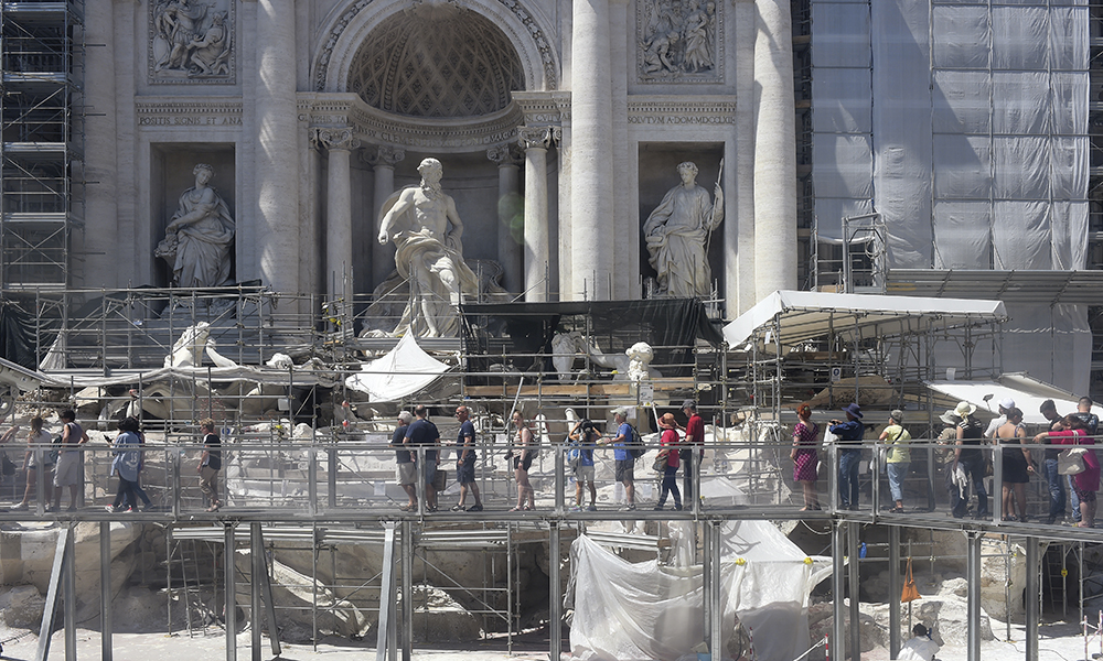 Fontaine de Trevi. Pendant les travaux, une passerelle a été construite pour permettre aux curieux d’approcher au plus près du chantier.