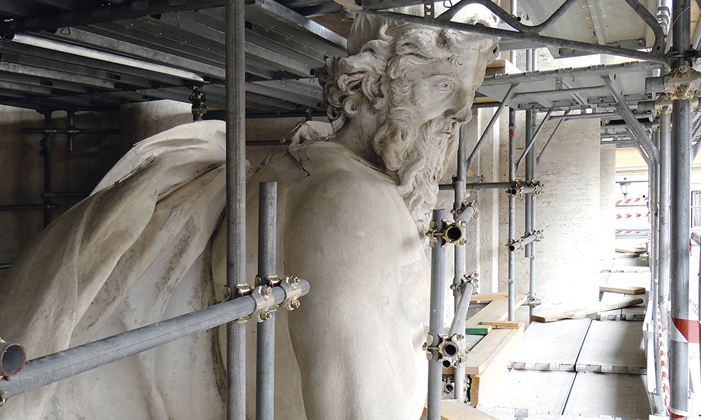 Fontaine de Trevi. Pendant les travaux, une passerelle a été construite pour permettre aux curieux d’approcher au plus près du chantier.