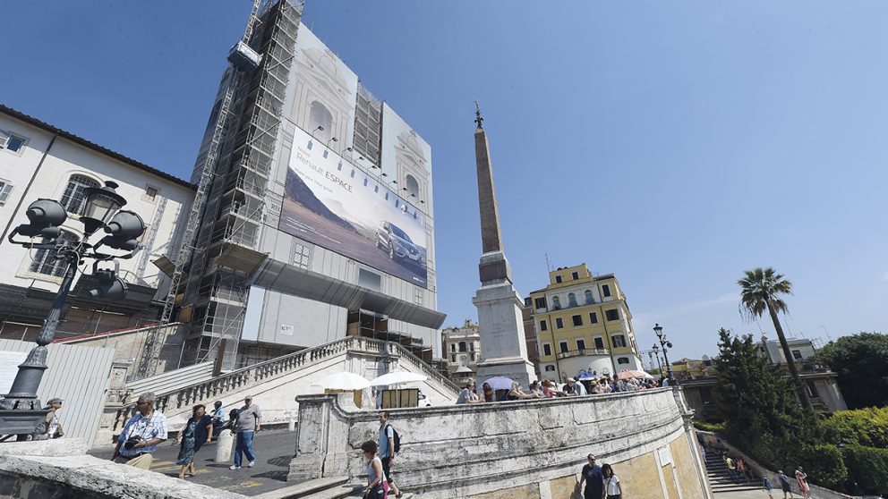 Des publicités recouvrent les échafaudages à Rome. Les deniers publics se tarissent mais grâce à des déductions fiscales les dons privés affluent.