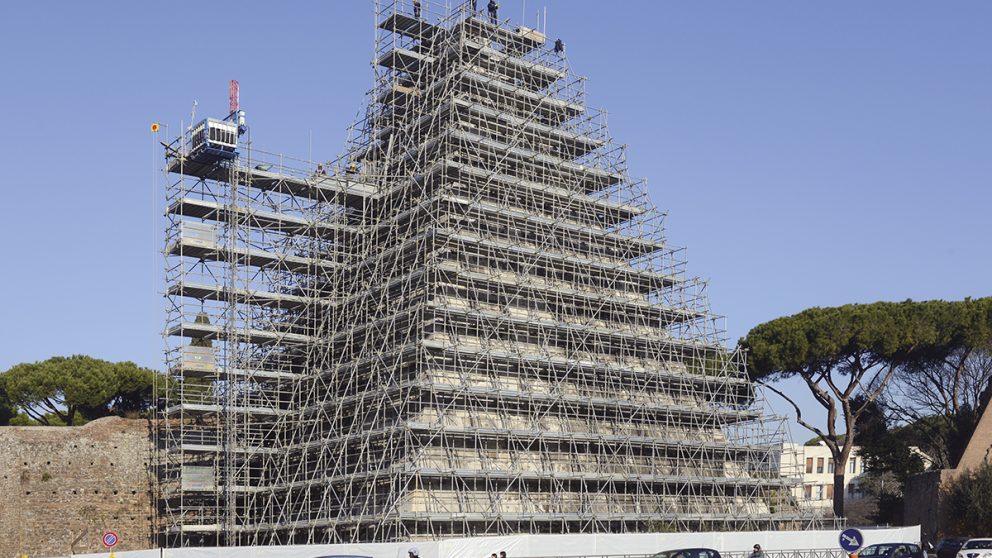 La pyramide de Cestius. Située au sud de Rome, elle a souffert de l’intense circulation automobile.