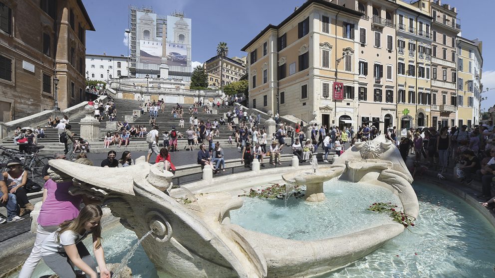La restauration de la fontaine Barcaccia. Située à la place d’Espagne à Rome, cette importante restauration vient d’être achevée.