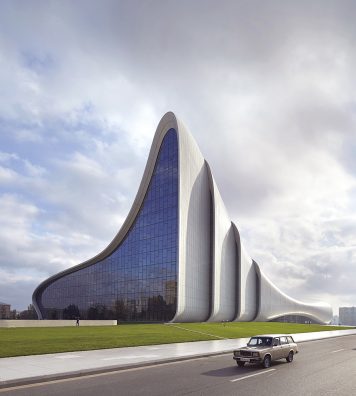 Heydar Aliyev Center, Bakou, Azerbaïdjan, 2012. Une vue extérieure donne un aperçu des coques successives qui forment la structure.