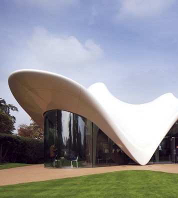 Serpentine Sackler Gallery, Londres, Angleterre, 2013. Zaha Hadid a créé un pavillon pour agrandir la superficie utilisable d’un bâtiment en brique, datant du XIXe siècle dans Kensington Gardens.