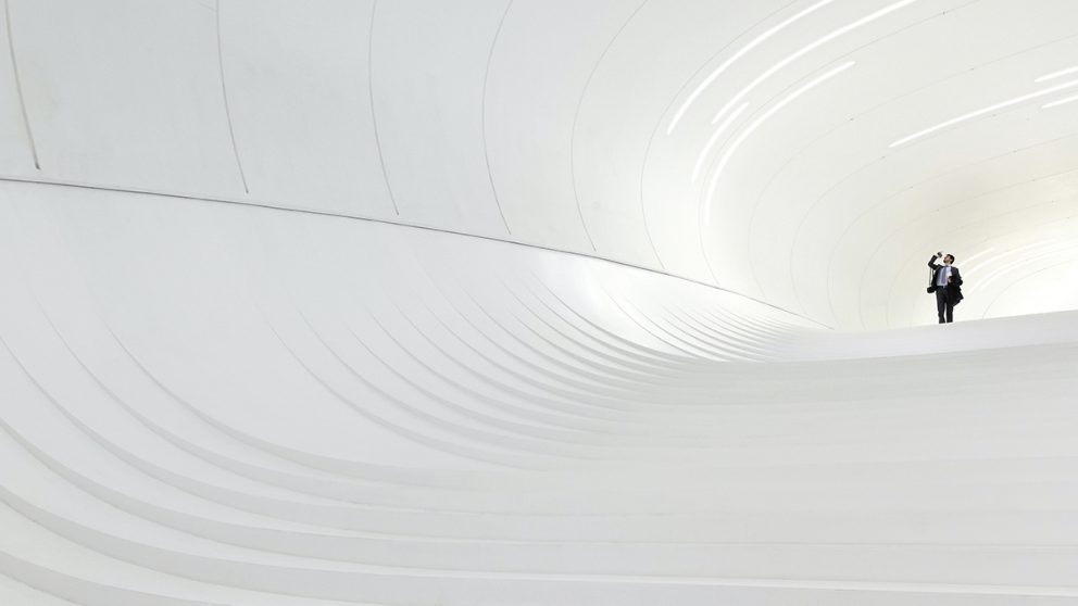 Heydar Aliyev Center, Bakou, Azerbaïdjan, 2012. A l’intérieur, un escalier blanc se mue en une sorte de tunnel de lumière, où le sol, les murs et le plafond participent au mouvement de l’ensemble.