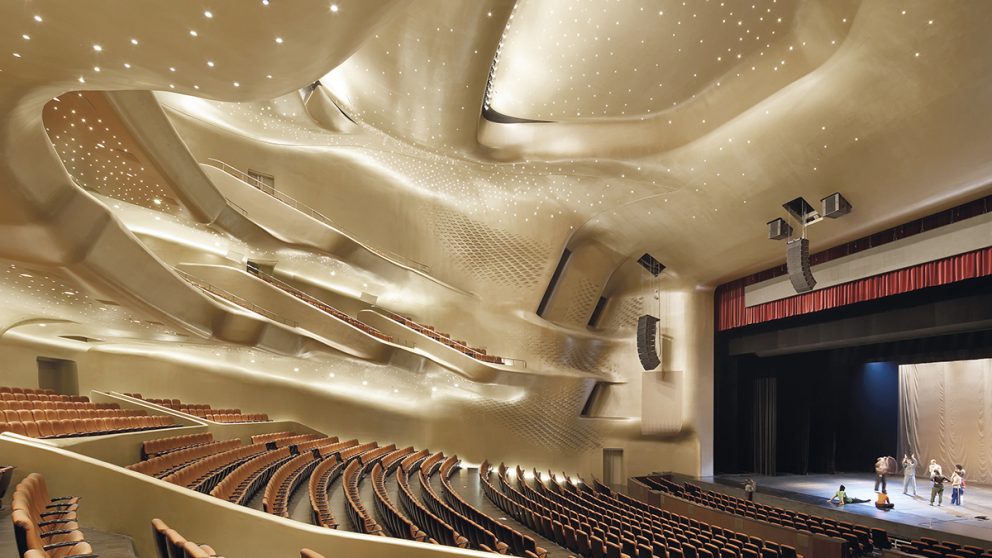 Guangzhou Opera House, Guangzhou, Chine, 2010. La salle principale, avec une capacité de 1 800 spectateurs, a été conçue avec une attention particulière portée à la qualité de l’acoustique, tout en préservant des formes fluides.