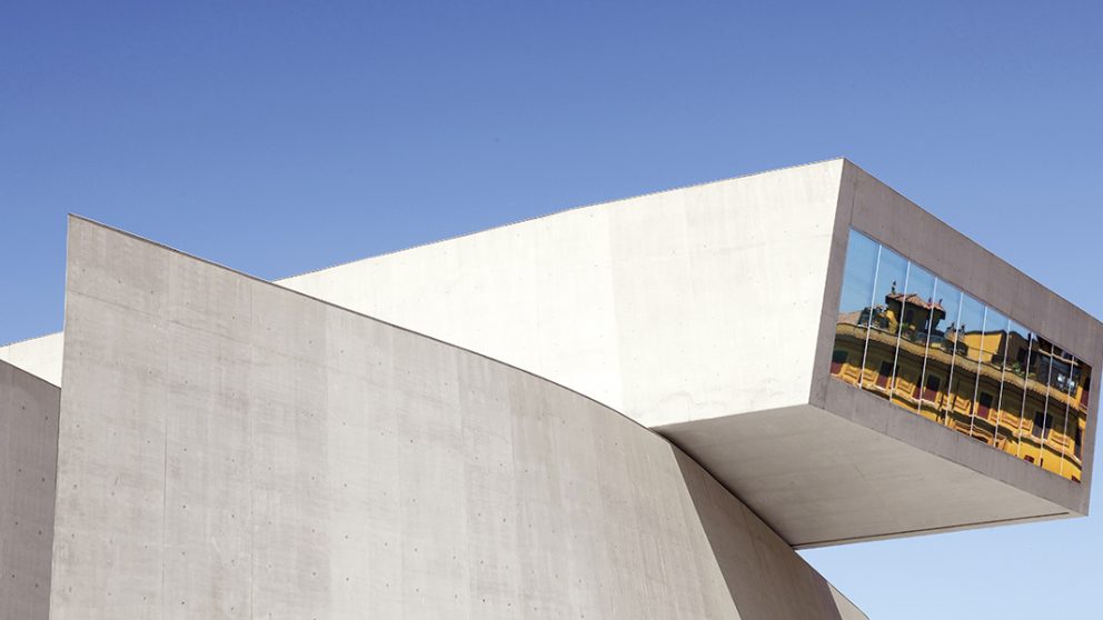 MAXXI : Museum of XXI Century Arts, Rome, Italie, 2009. Une vue extérieure du musée illustre bien l’aspect contemporain de son engagement dans les arts plastiques.