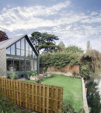 Maison amphibie Formosa à Marlow en Angleterre. Située sur une île dans la Tamise dans le Buckinghamshire, cette maison est conçue pour flotter lors des crues.