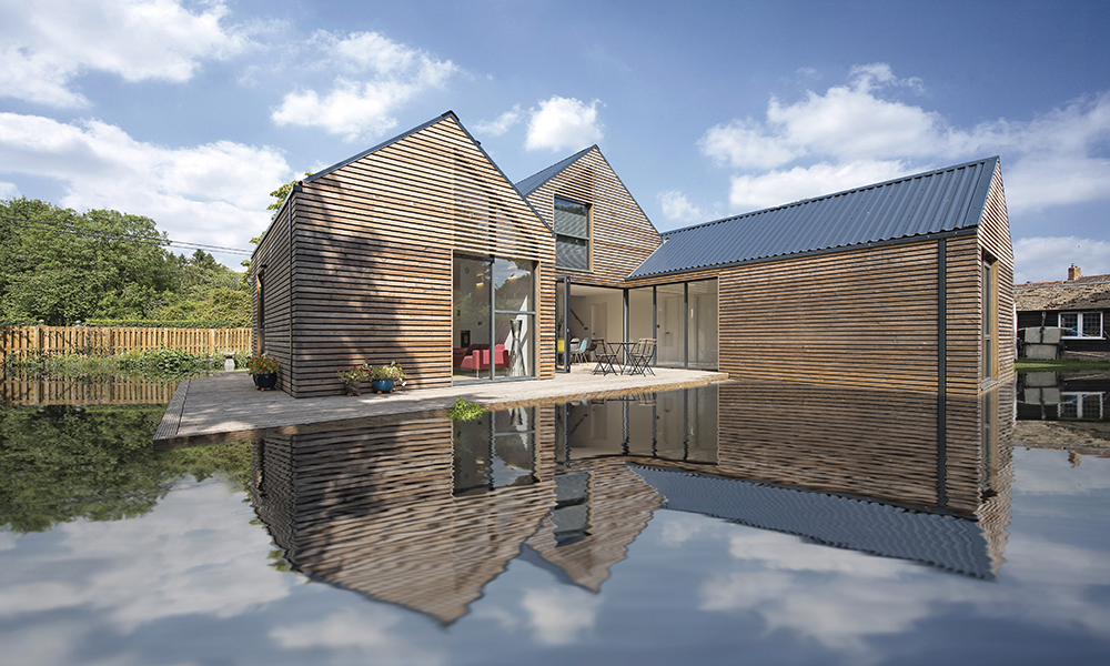 Maison Water Lane à Oxfordshire en Angleterre. L’eau d’un ruisseau passe en temps normal en dessous de cette maison, mais en période de crue, l’entoure partiellement.