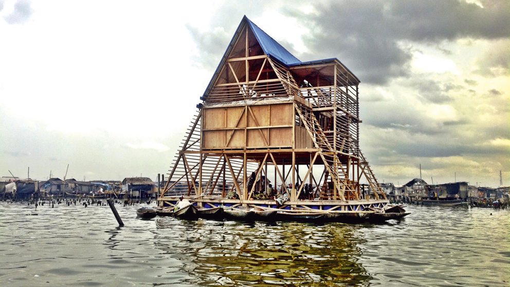 École flottante Makoko dans le lagon de Lagos au Nigeria. D’une superficie de 220 m², ce prototype d’une École flottante, photographié dans le lagon de Lagos, fut endommagé par des intempéries le 7 juin 2016 et sera reconstruit.