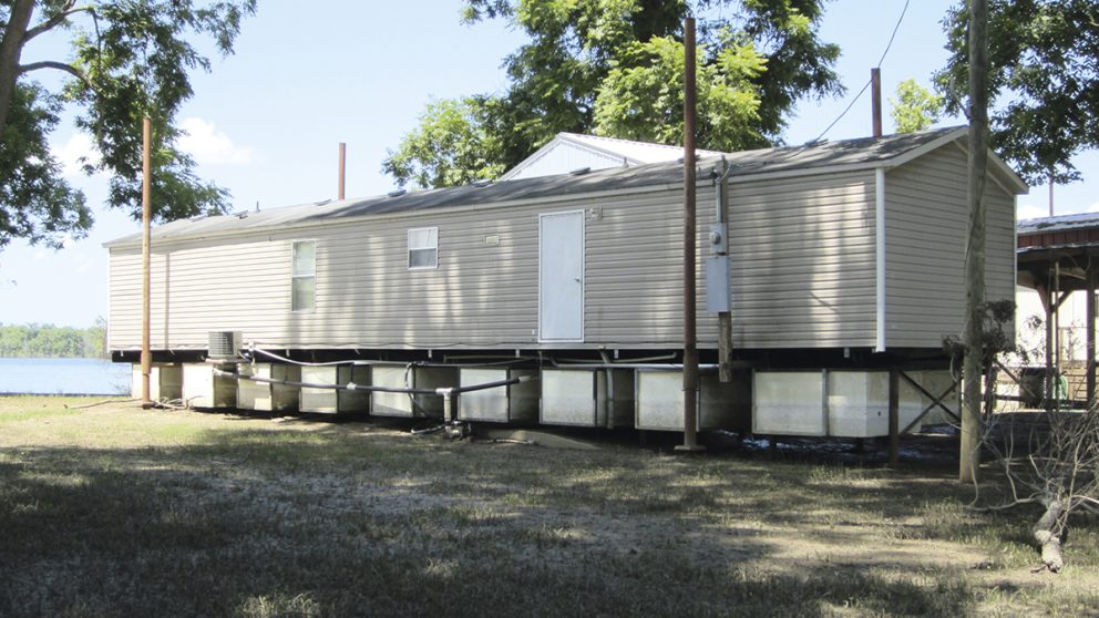 Old River Landing en Louisiane aux États-Unis. Elizabeth English et son équipe préconisent l’utilisation de blocs en polystyrène expansé pour faire flotter des maisons en cas de crue.