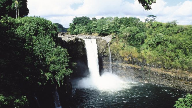 Rainbow Falls à Hawaii. La cascade est enserrée dans la roche et la jungle.