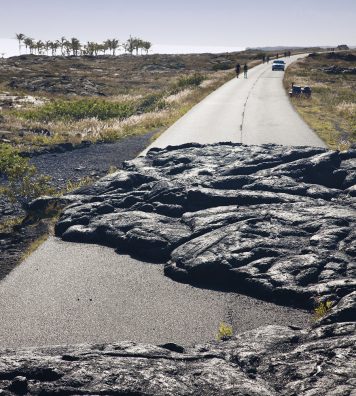 Dans le sillage d’une éruption. La lave se fige en vagues noires aussi dures que de l’onyx.