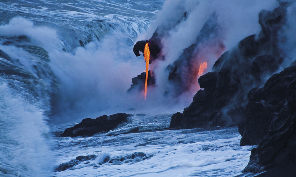 Les volcans d’Hawaii. Indomptables, ils peuvent, en quelques heures, sculpter un nouveau littoral.