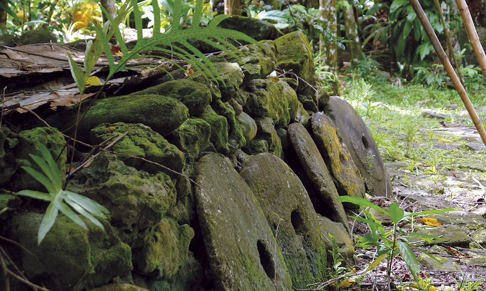 Les monnaies de Yap. Le long des chemins dorment les monnaies ancestrales.