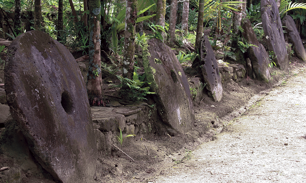 Les monnaies de Yap. Le long des chemins dorment les monnaies ancestrales.