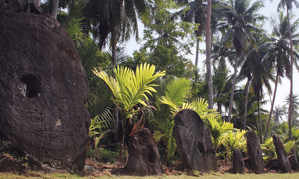 Les monnaies de Yap. Le long des chemins dorment les monnaies ancestrales.