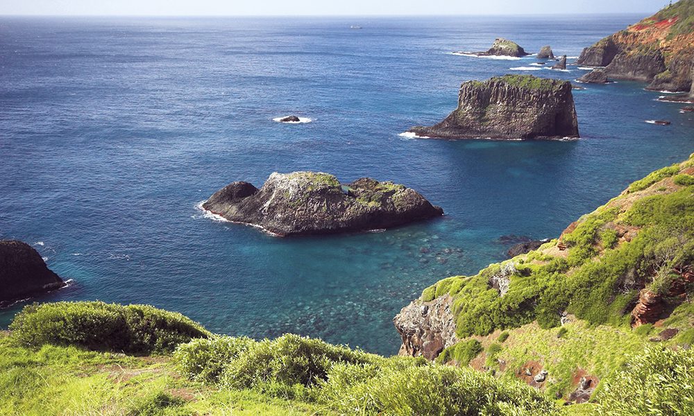 Terres protégées. Souvent les ressacs et les récifs ont gardé les hommes loin de ces îles.