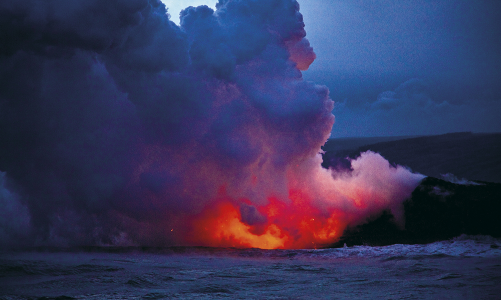 Les volcans d’Hawaii. Indomptables, ils peuvent, en quelques heures, sculpter un nouveau littoral.