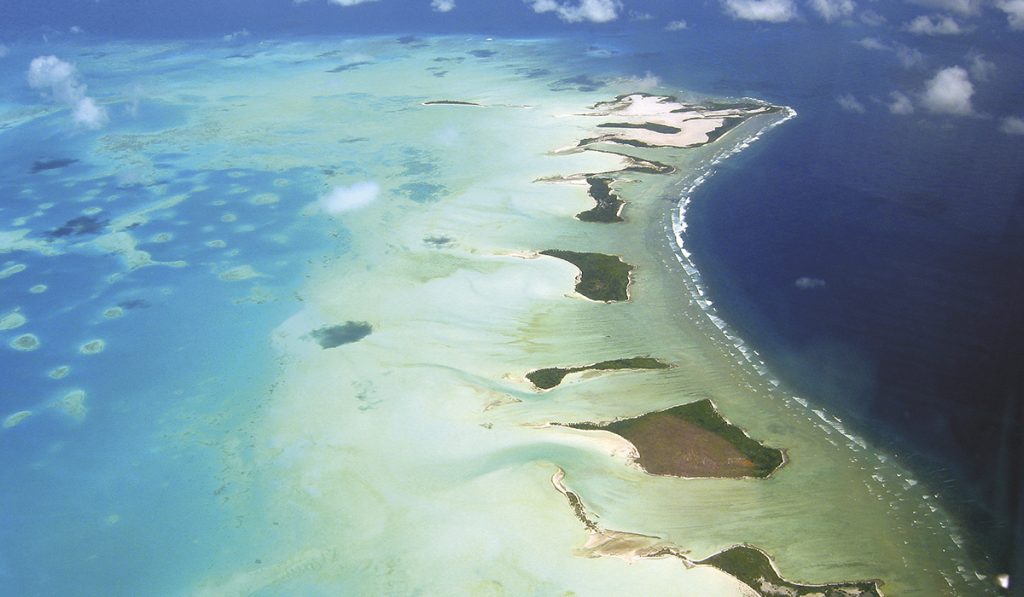 Terres protégées. Souvent les ressacs et les récifs ont gardé les hommes loin de ces îles.