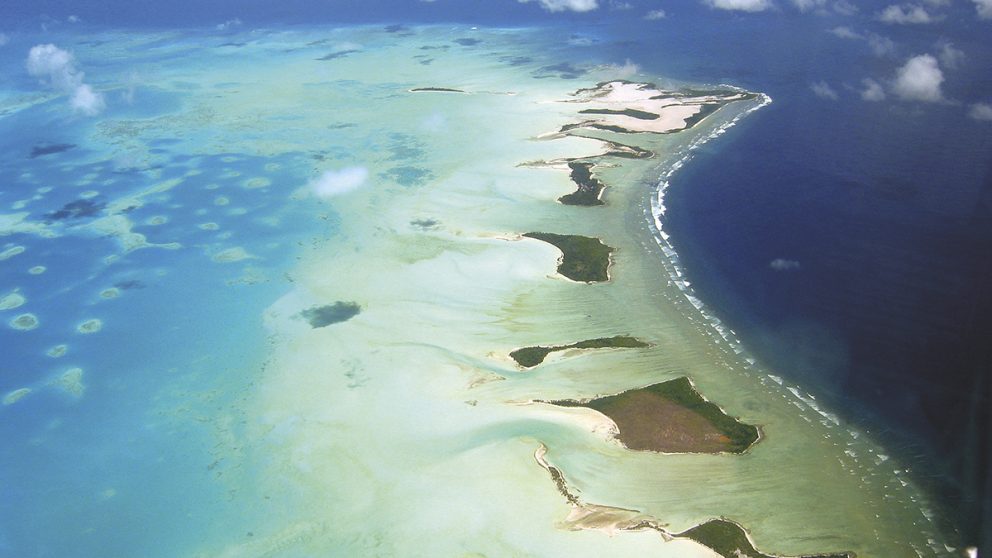 Terres protégées. Souvent les ressacs et les récifs ont gardé les hommes loin de ces îles.