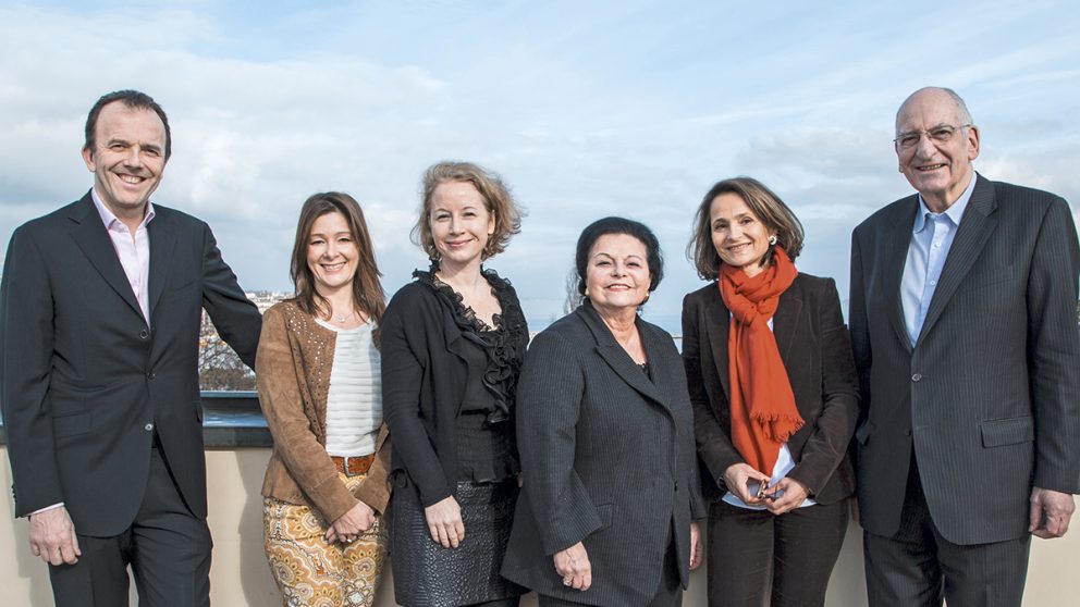 Les membres du jury (de droite à gauche) : Pascal Couchepin, Ancien Conseiller fédéral, Président d’honneur, Hélène Leibkutsch, Vice-présidente de la Société de Lecture de Genève et Présidente de la Commission de lecture, Mania Hahnloser, Présidente d’honneur de l’Alliance Française de Berne, Isabelle Falconnier, Présidente du Salon du livre et de la presse de Genève, Christine Esseiva, Directrice des publications SPG, Thierry Barbier-Mueller, Administrateur délégué de la SOCIÉTÉ PRIVÉE DE GÉRANCE, éditeur et Président du jury.