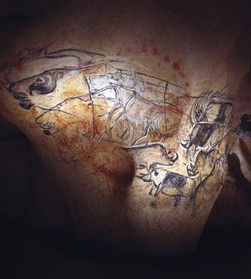 Caverne du Pont d’Arc, réplique de la Grotte Chauvet, France. Rhinocéros sortant de la paroi.